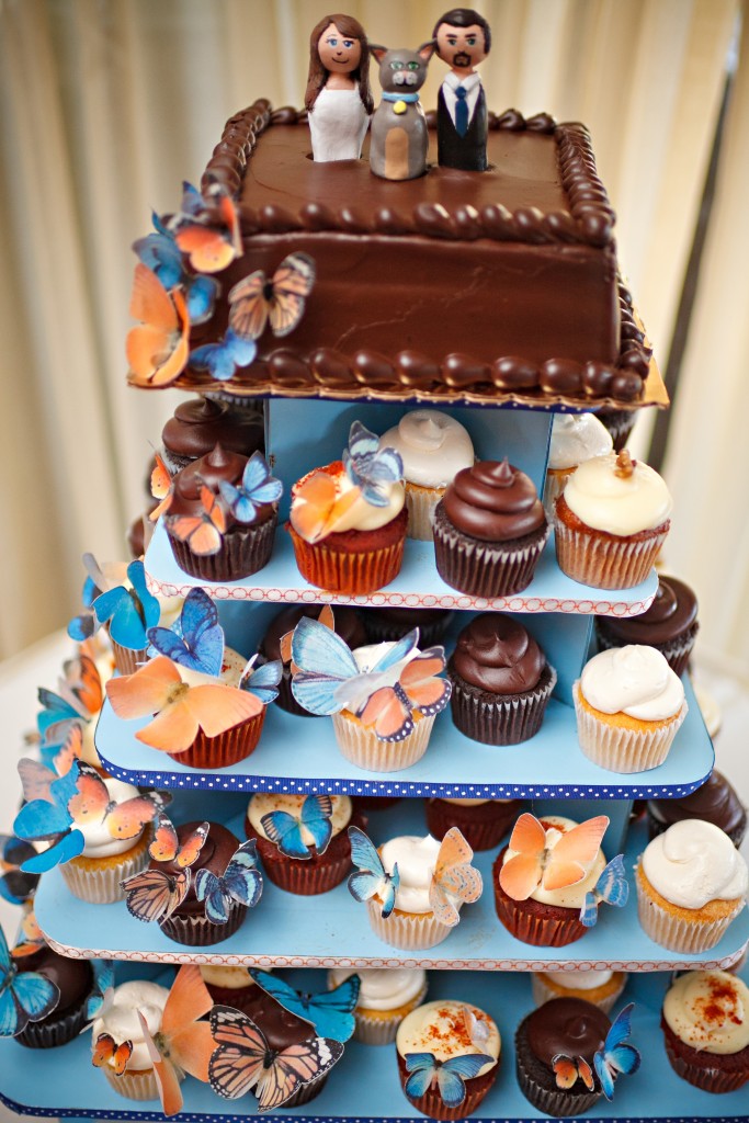 düğün pastası ve cupcakes üzerinde kek kaban