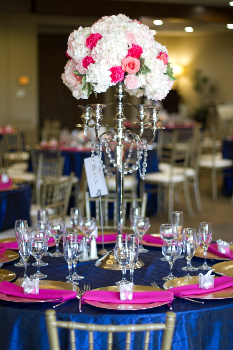 navy blue hot pink wedding color scheme tablescape